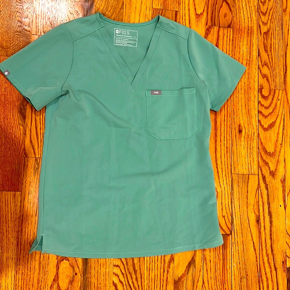 Figs technical collection scrub top, size small. Color: Jade. One pocket